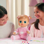 Baby Wow – Emma – Mówiąca lalka, 38 cm - baby-wow-emma-zabawa5-ep03198 - miniaturka