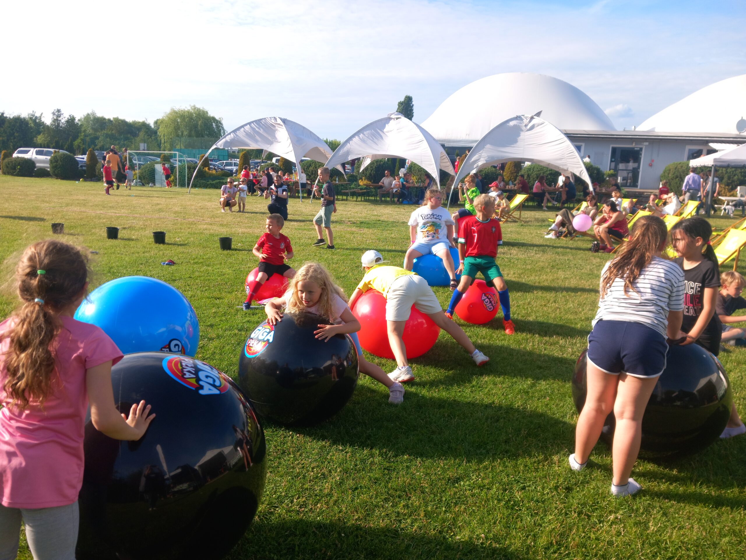 Piknik Rodzinny z Giga Piłkami – Lato rozpoczęte z Family Garden!