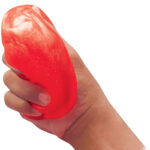 Ultraelastyna – Gwiezdne Kauczuki - child-hand-holding-pink-color-slime-2 - miniaturka