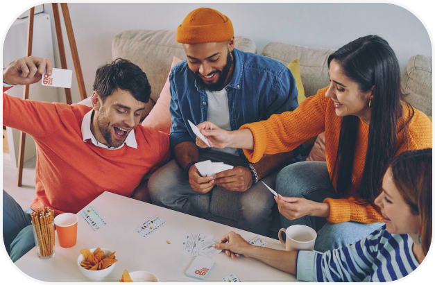 Grupa przyjaciół gra w imprezową grę karcianą You’re Getting Old – pełną śmiechu, wspomnień i zabawnych pytań międzypokoleniową grę dla dorosłych.