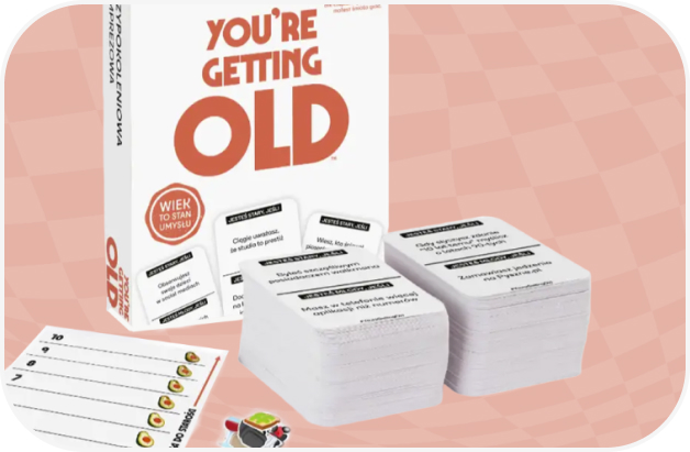 Zestaw gry karcianej You’re Getting Old – zabawna gra imprezowa dla dorosłych z pytaniami międzypokoleniowymi, kartami, znacznikami i tablicą wyników.
