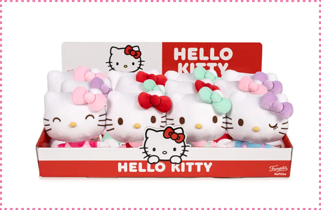 Zestaw pluszowych maskotek Hello Kitty w kolorowym opakowaniu ekspozycyjnym. Maskotki mają kokardki w różnych kolorach – czerwonym, miętowym, fioletowym i różowym – i przedstawiają urocze miny kultowej postaci.