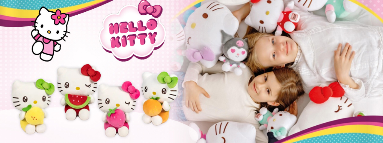 Dwie dziewczynki leżą wśród pluszowych maskotek Hello Kitty o różnych wzorach owocowych – z arbuzem, cytryną, truskawką i pomarańczą. Po lewej stronie widoczne są cztery kolorowe pluszaki Hello Kitty z owocami, a nad nimi logo serii.