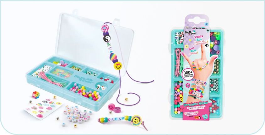 Zestaw Style 4 Ever Projekt Glam – Bransoletki Przyjaźni z ponad 300 kolorowymi koralikami, zawieszkami i sznurkami do tworzenia biżuterii. Widać otwarte pudełko z elementami i przykładową bransoletkę z napisem „DREAM”.