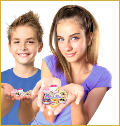 Dwoje dzieci prezentuje w dłoniach kolorowe naklejki 3D z zestawu Naklejkomat 3D Deluxe, uśmiechając się i pokazując efekty swojej kreatywnej zabawy.