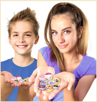 Uśmiechnięty chłopiec i dziewczynka prezentują w dłoniach kolorowe naklejki 3D wykonane z zestawu Naklejkomat 3D – Kolekcja Safari, pokazując efekty swojej kreatywnej zabawy.