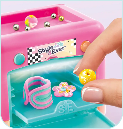 Tworzenie kolorowej biżuterii w piecyku zestawu Style 4 Ever Projekt Glam – Pracownia Biżu, z widocznymi pierścionkami i koralikami z masy Magic Clay.