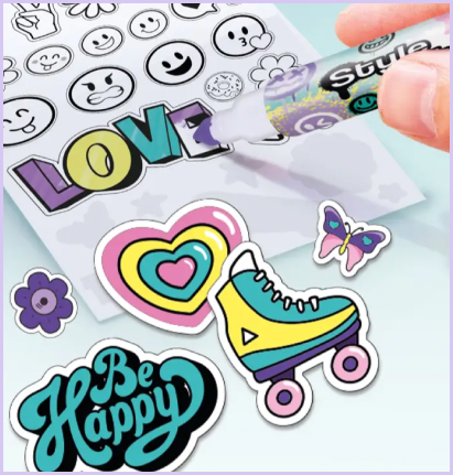 Kolorowe naklejki z zestawu Style 4 Ever Projekt Deko – Akcesoria do Zdobienia, przedstawiające m.in. serce, wrotkę i napisy „LOVE” oraz „Be Happy”, ozdabiane markerem do personalizacji.