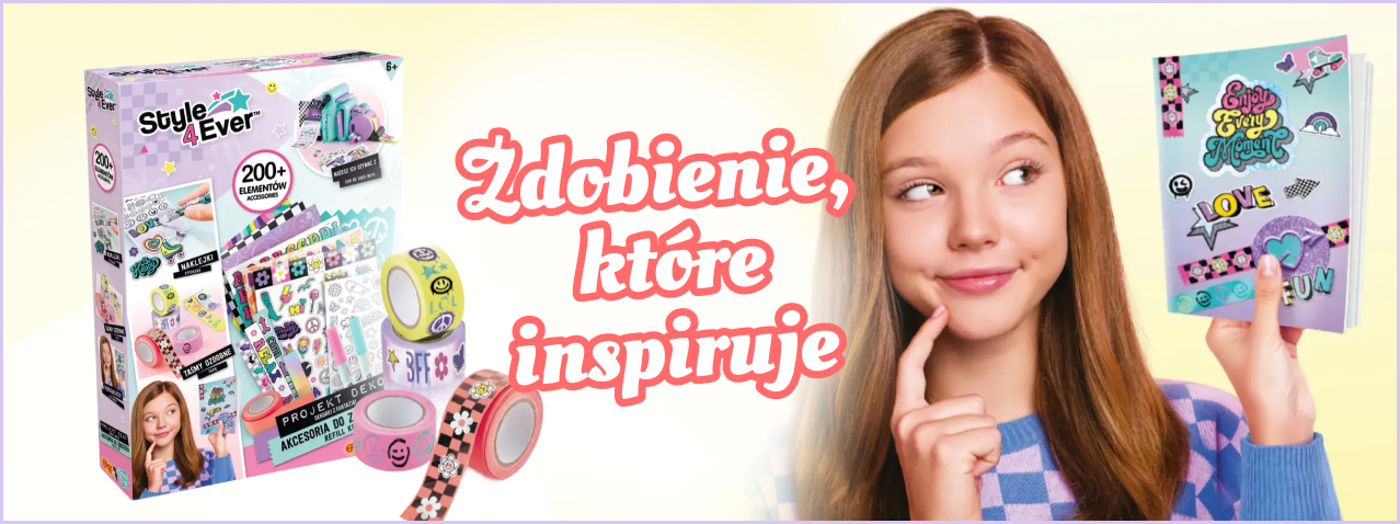 Dziewczynka trzyma ozdobiony notes z napisem „Enjoy Every Moment”, obok zestaw Style 4 Ever Projekt Deko – Akcesoria do Zdobienia z taśmami dekoracyjnymi, naklejkami i ponad 200 elementami do kreatywnej zabawy i tworzenia dekoracji.