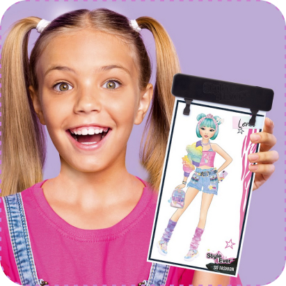 Uśmiechnięta dziewczynka prezentuje gotowy projekt modowy wykonany na podświetlanej tablicy Projekt Moda Style 4 Ever, przedstawiający kolorową stylizację z pastelowymi dodatkami.