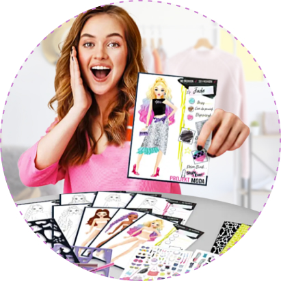Dziewczyna z entuzjazmem prezentuje gotowy projekt z zestawu Projekt Moda Style 4 Ever – Imprezowe Stylizacje, przed sobą ma rozłożone szablony, arkusze modelek i kolorowe naklejki do tworzenia modnych kreacji.