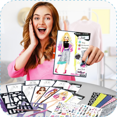 Dziewczyna z entuzjazmem prezentuje projekt z zestawu Projekt Moda Style 4 Ever – Stylizacje na co dzień, na stole widać szablony, arkusze modelek, naklejki i kolorowe papiery do tworzenia modnych codziennych kreacji.