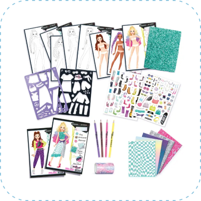 Zawartość zestawu Projekt Moda Style 4 Ever – Stylizacje na co dzień, obejmująca arkusze modelek, szablony ubrań, naklejki z akcesoriami, kolorowe papiery, taśmę ozdobną i kredki do projektowania własnych modowych kreacji.