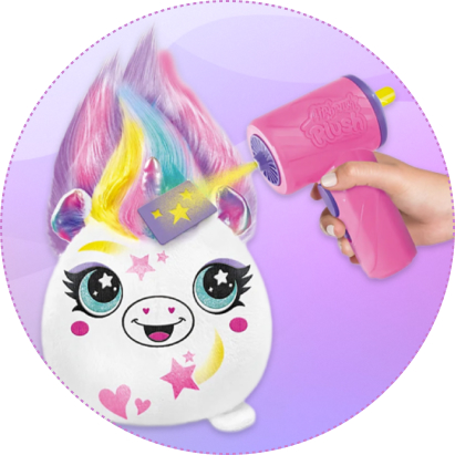 Pluszak z zestawu Projekt Plusz Fryzurki – Różyczka z kolorowymi włosami ułożonymi w warkoczyki i ozdobionymi spinkami w kształcie kwiatków, pokazujący możliwości stylizacji zabawki.