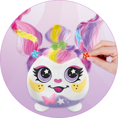 Pluszak z zestawu Projekt Plusz Fryzurki – Różyczka z kolorowymi włosami ułożonymi w warkoczyki i ozdobionymi spinkami w kształcie kwiatków, pokazujący możliwości stylizacji zabawki.