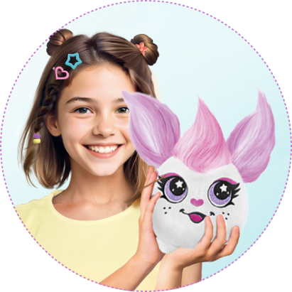 Uśmiechnięta dziewczynka trzyma pluszową zabawkę z dużymi uszami i różowymi włosami – urocza maskotka dla dzieci