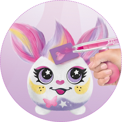 Kolorowa interaktywna maskotka z różowymi włosami i dużymi uszami, stylizowana przy pomocy szablonu i pisaka do zdobień