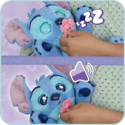 Dziecko bawi się pluszową maskotką Psytulaski Stitch, naciskając kwiatek na szyi zabawki, która reaguje dźwiękami i zamykaniem oczu.