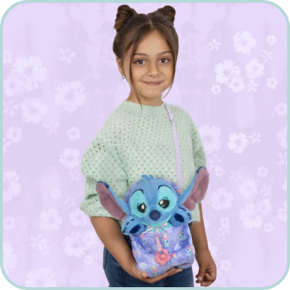 Uśmiechnięta dziewczynka trzyma pluszowy plecak Psytulaski Stitch w fioletowym kolorze z maskotką Stitch wystającą z przodu, na fioletowym tle z kwiatowym wzorem.