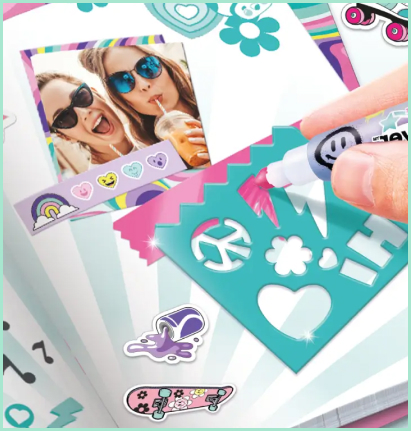 Dekorowanie stron pamiętnika Style 4 Ever Projekt Deko za pomocą szablonów, markerów i naklejek przedstawiających kolorowe symbole, serca, kwiaty i deskorolki.